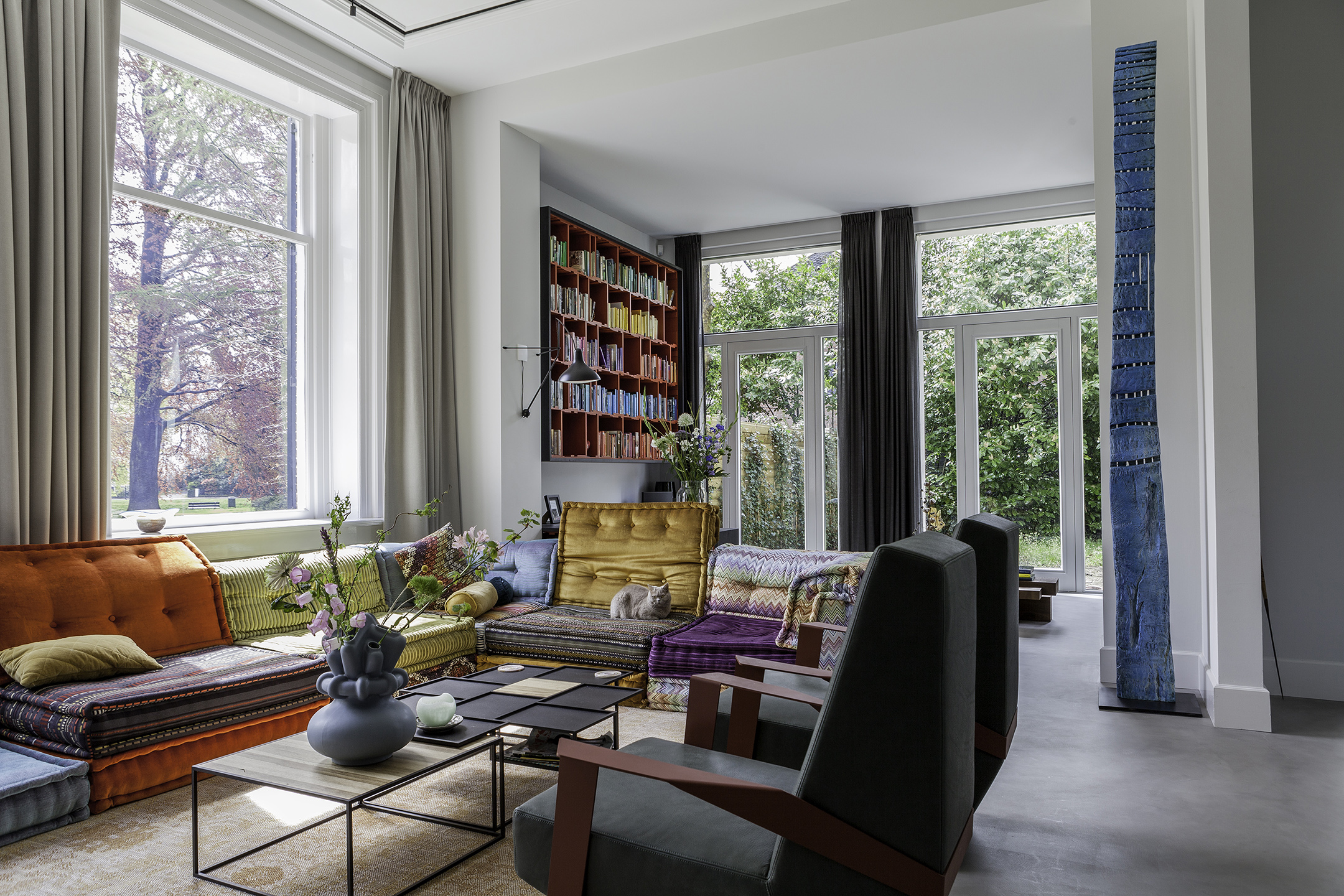 Houtobject in een interieur