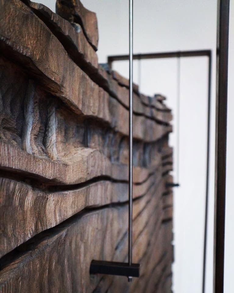 Gelaagd hout met metalen staaf in een sculptuur